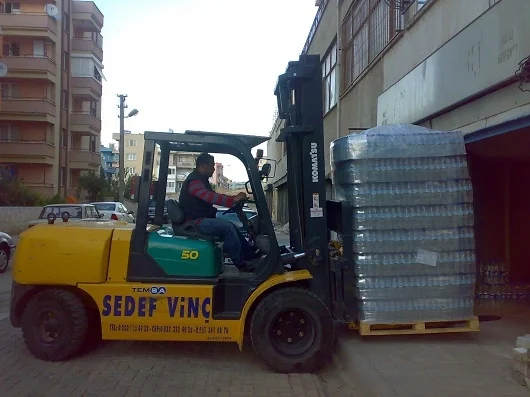 Sedef Vinç forkliftinin fabrika sahasında çalışması