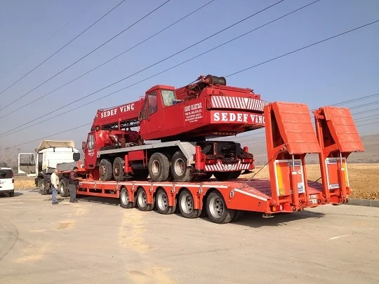 İş makinesinin lowbed üzerinde taşınması