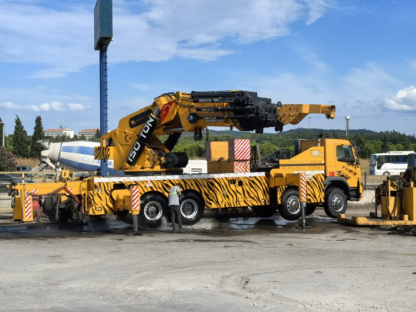 Volvo FMX 460 TLG kamyon üstü vincin TLGtechnic 450001 donanımıyla yan görünümü.